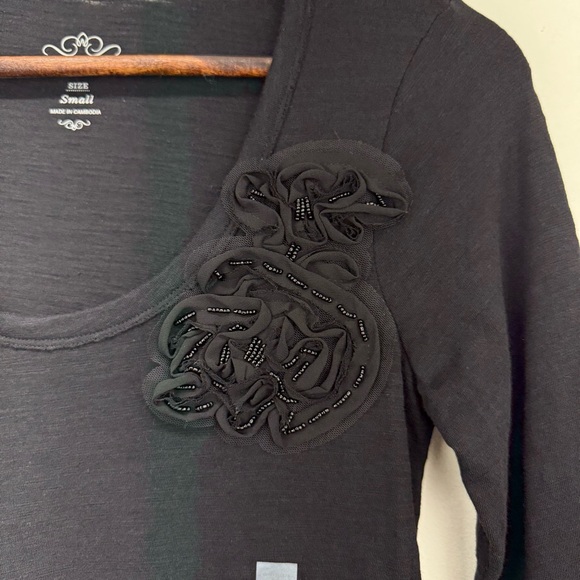 Old Navy size Small Women’s Black Beaded Floral 3/4 Sleeve Top NWT - Picture 2 of 6